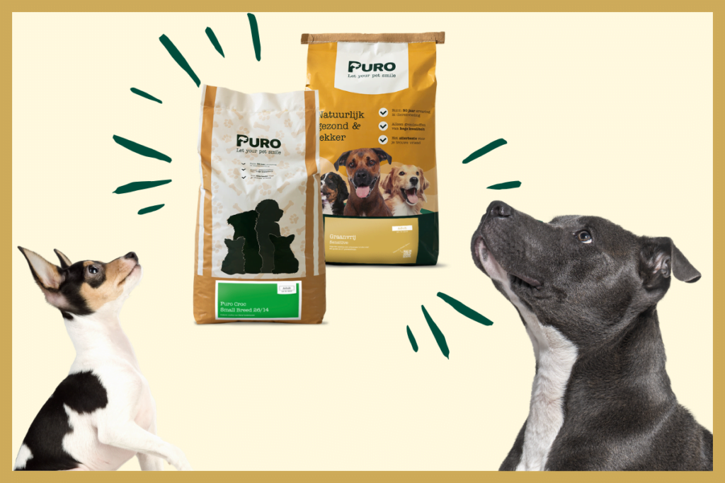 Twee honden kijken om hoog naar een zak geperste en krokante hondenbrokken.